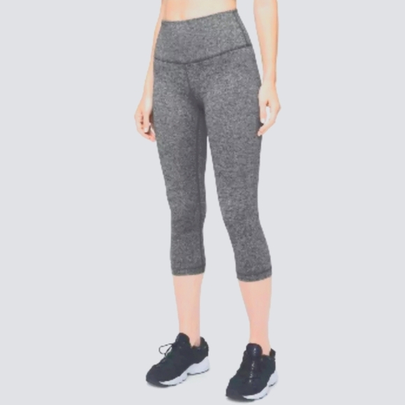 lululemon athletica Pants - Lululemon Grey Cropped Wunder Under Leggings High Rise Size 6